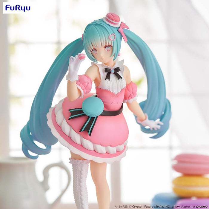 FURYU Vocaloid SweetSweets Series Hatsune Miku (Macaroon) Figure