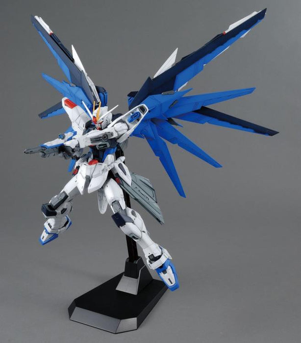 BANDAI Gundam MG 1/100 Freedom Gundam 2.0 Model Kit