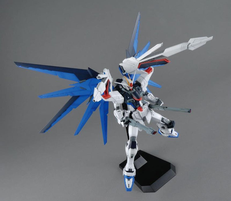 BANDAI Gundam MG 1/100 Freedom Gundam 2.0 Model Kit