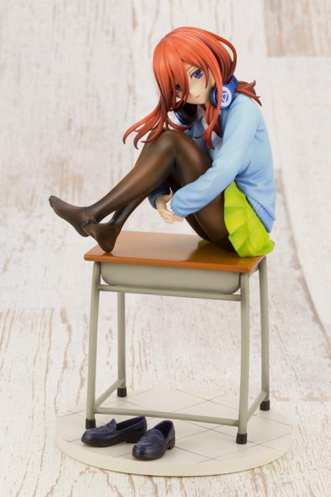 Kotobukiya The Quintessential Quintuplets Miku Nakano 1/8 Scale Figure