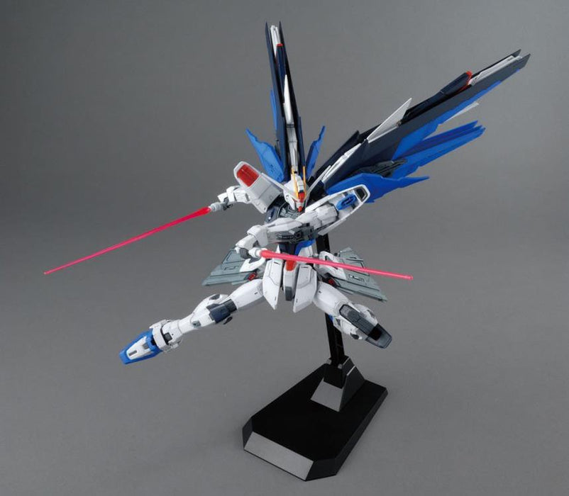 BANDAI Gundam MG 1/100 Freedom Gundam 2.0 Model Kit